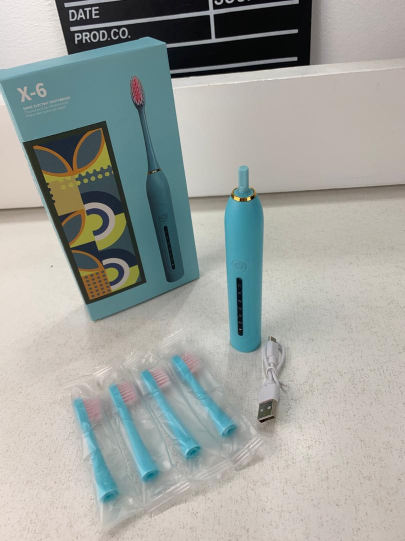 Brosse à Dents Électrique 4 Têtes Incluses Rechargeable et Étanche IPX7 – فرشاة أسنان كهربائية بأربعة رؤوس