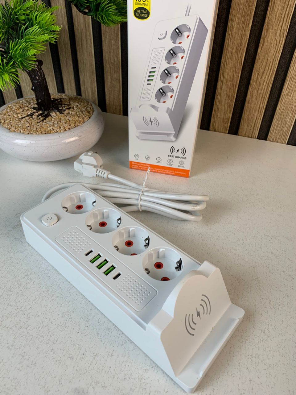 Multiprise-POWER-SOCKET-2500W-avec-USB-Type-C-et-chargement-sans-fil-مقبس-طاقة-وشاحن-لاسلكي.png