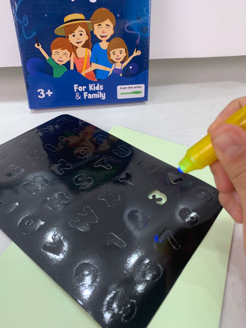 Planche à dessin graffiti lumineux pour enfants avec stylo UV
