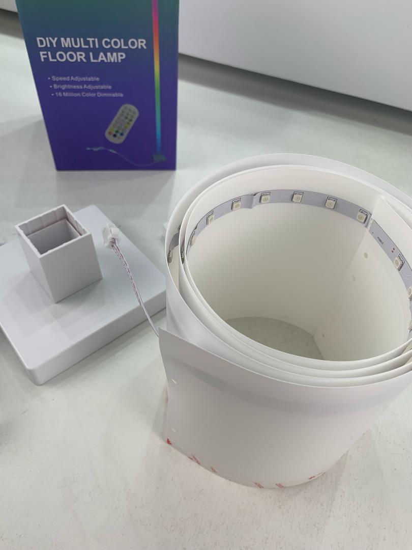 Lampadaire d’Angle LED RGB à Intensité Variable – مصباح ملون للديكور