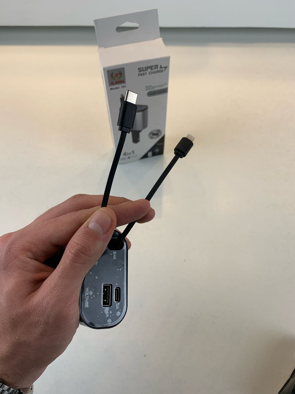 Chargeur de Voiture Rétractable 4en1 120W – شاحن سريع