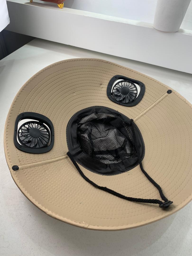 Chapeau de soleil à large bord avec double ventilateur – قبعة للحماية من الشمس مع مروحات