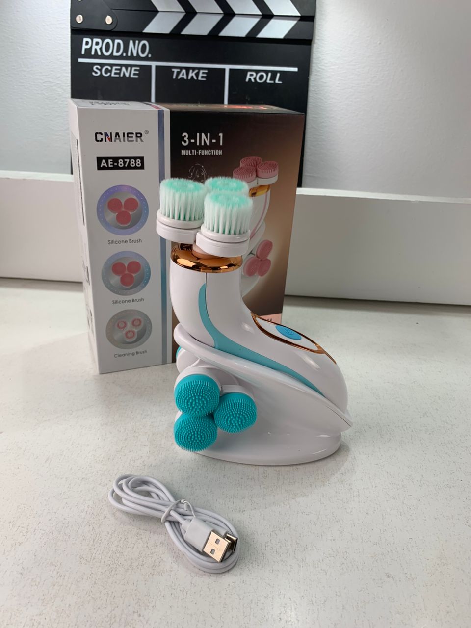 Brosse Nettoyante Électrique Cnaier AE-8788 3 Têtes Rotatives Recharge USB – جهاز تنظيف البشرة بعمق