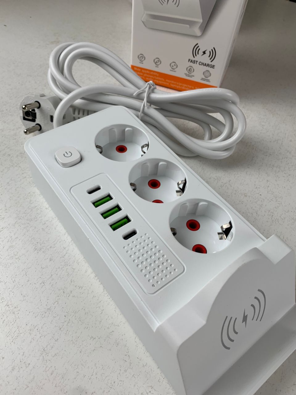 Multiprise 3 SOCKET 2500W avec USB, Type-C et chargement sans fil – مقبس طاقة وشاحن لاسلكي