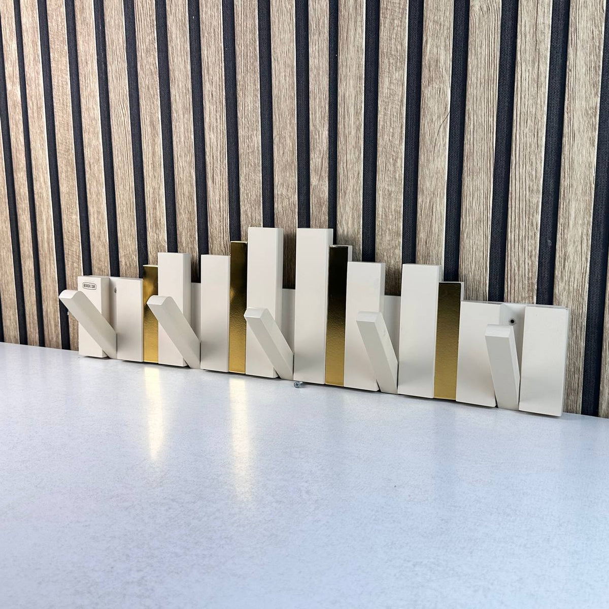 Porte-Manteau Mural Design Piano en Bois avec Touches Dorées - علاقة ملابس خشبية