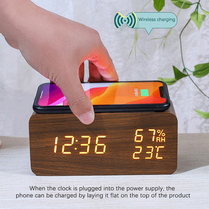 Réveil numérique de bureau en bois avec socle de charge sans fil Qi
