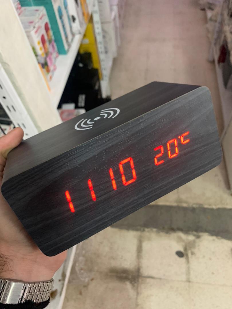 Réveil numérique de bureau en bois avec socle de charge sans fil Qi
