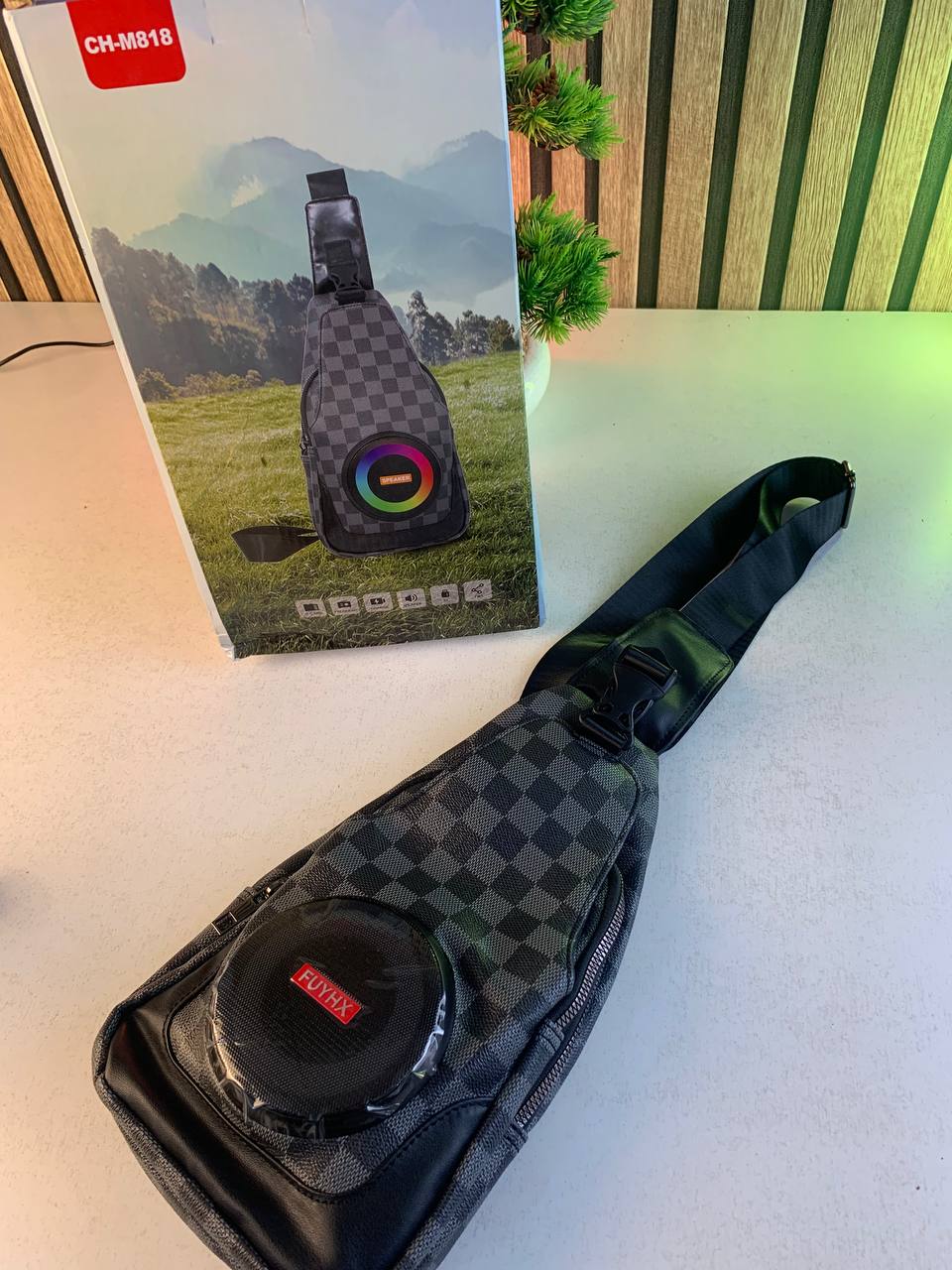 Sac à Bandoulière avec Haut Parleur Bluetooth Rechargeable RGB CH-M818 – حقيبة رجالية مع مكبر صوت بلوتوث مدمج