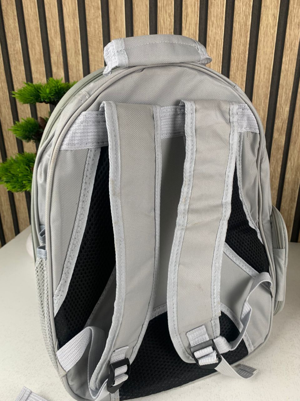 Sac à dos de transport pour chat avec design ventilé – محفظة ظهر للحيوانات الأليفة