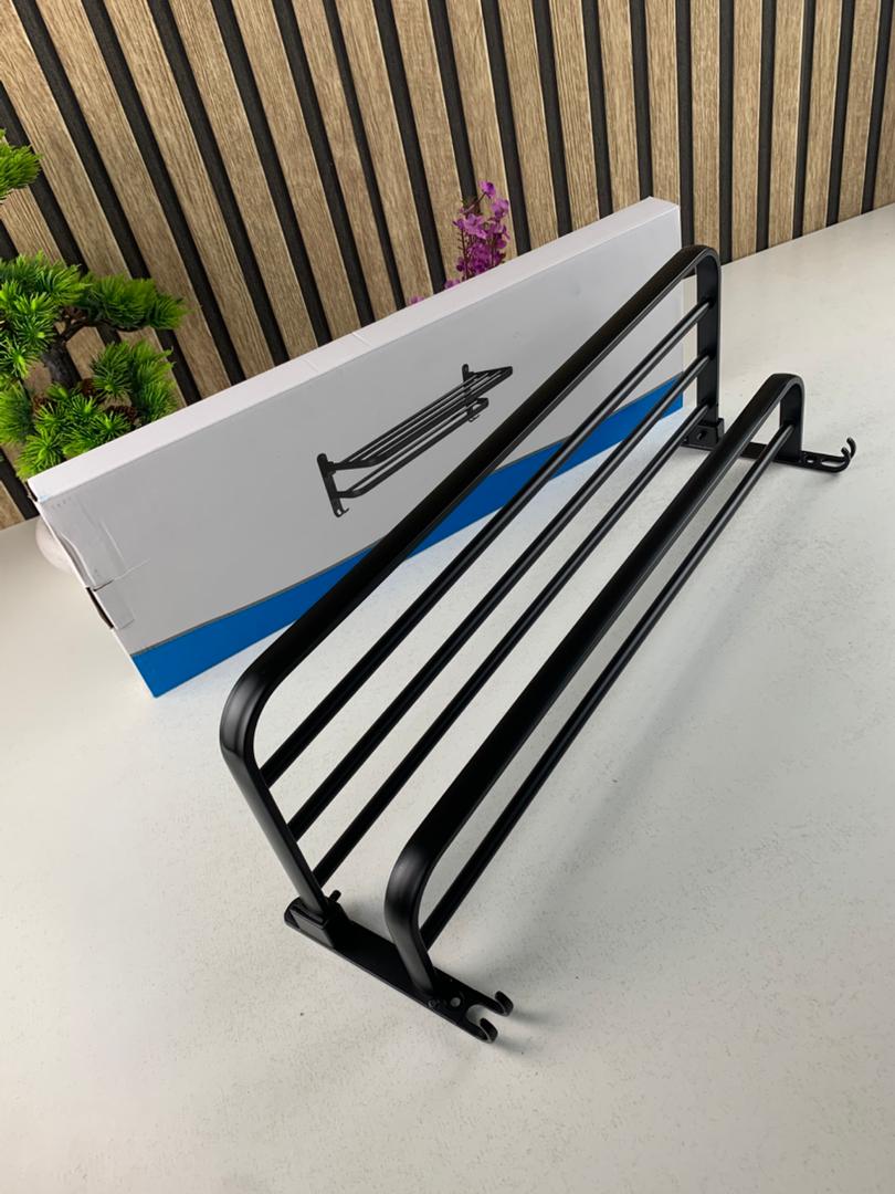 Porte-serviette mural pliable en aluminium Noir – خفيف، متين، ويعطي لمسة عصرية لحمامك