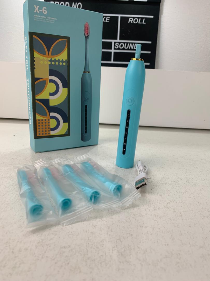 Brosse à Dents Électrique 4 Têtes Incluses Rechargeable et Étanche IPX7 – فرشاة أسنان كهربائية بأربعة رؤوس