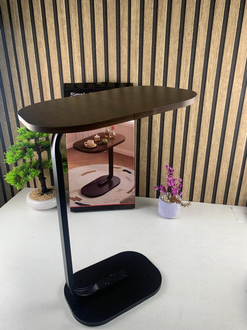 Table d’appoint en bois pour petits espaces en Forme de C – طاولة خشبية للمساحات الضيقة