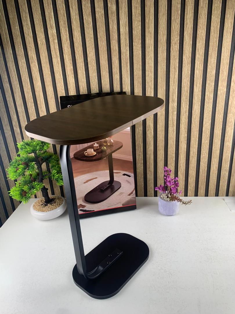 Table d’appoint en bois pour petits espaces en Forme de C – طاولة خشبية للمساحات الضيقة