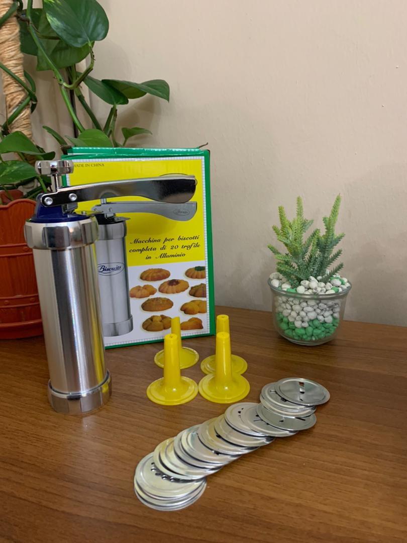 Machine à Biscuit Avec 20 Moules – ماكينة البسكويت مع 20 قالب