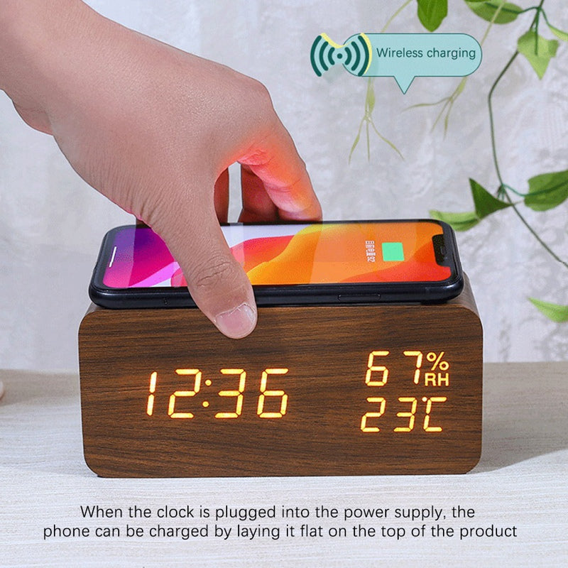 Réveil numérique de bureau en bois avec socle de charge sans fil Qi