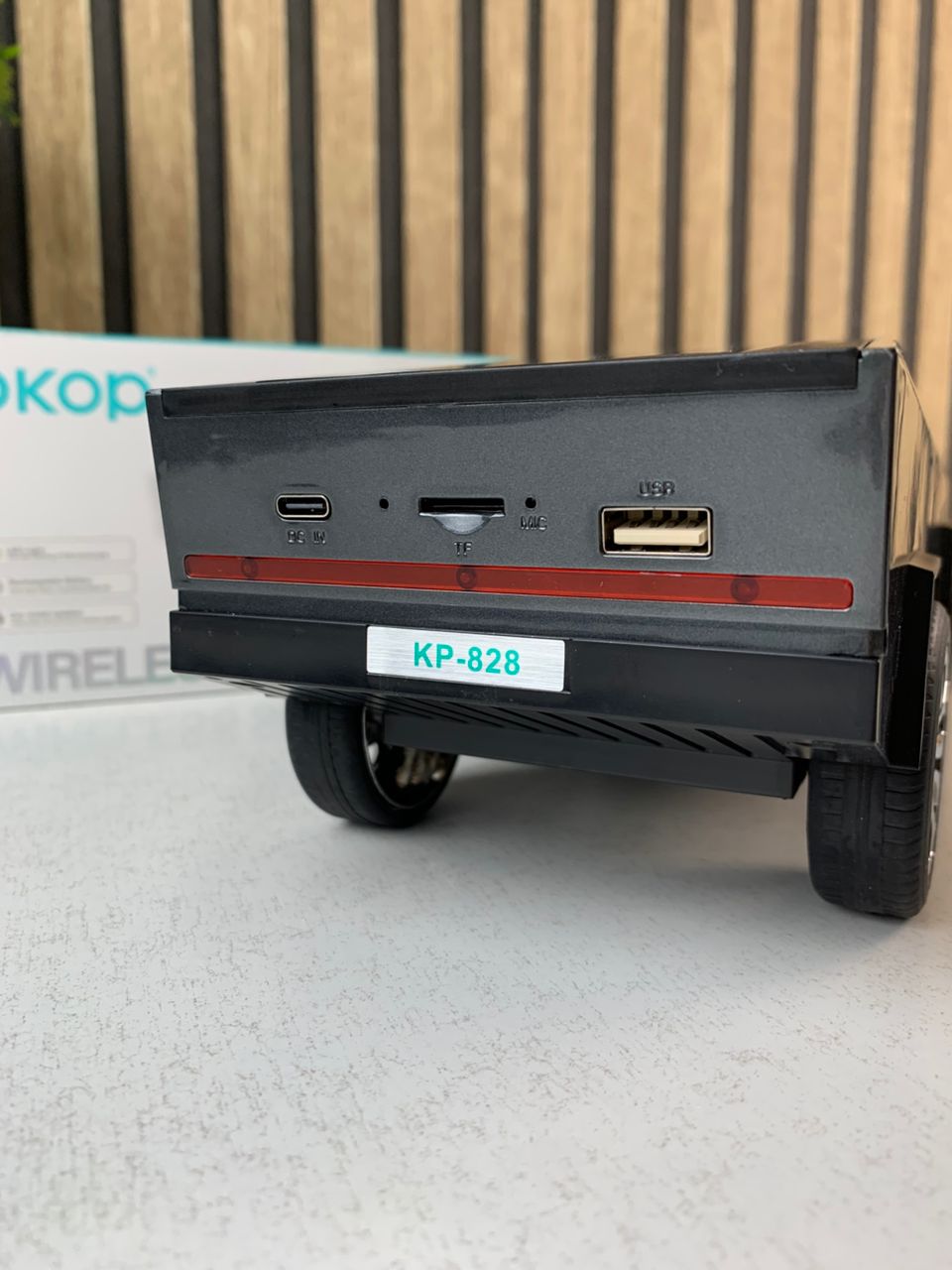 Haut parleur portable Bluetooth en forme de voiture pick-up avec écran et lumière LED festive